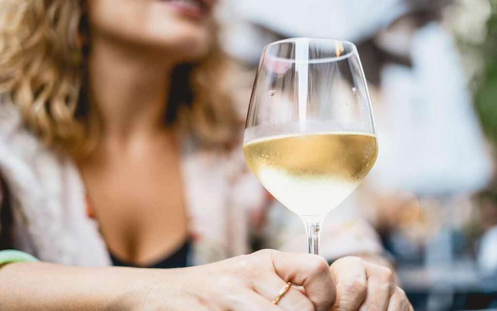 7 vins blancs à prix doux recommandés par les cavistes en 2025